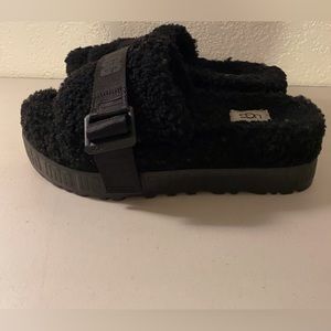 UGG Women Slippers (Black)